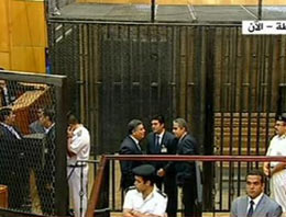 Devrik diktatör kafese kıstırıldı!