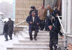 Cami önünü tuzluyor