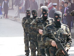 Özel harekatçılar gözdağı veriyor