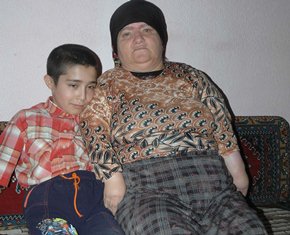 13 yaşında annesini hayata bağlıyor