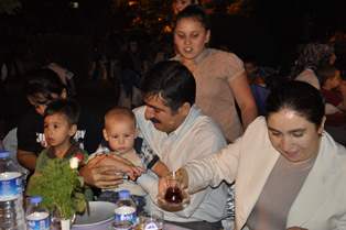 Vali Doğan ve eşinden iftar