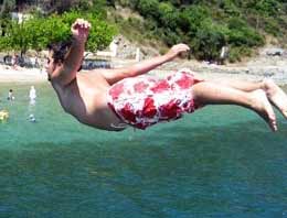 Balıklama atladı apandisi patladı