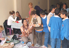 Öğrenciler, sıkma kuyruğunda