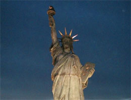 Özgürlük anıtı 1 yıl esaret altında kalacak