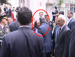 Abdullah Gül'ü öpmek için yalvardı