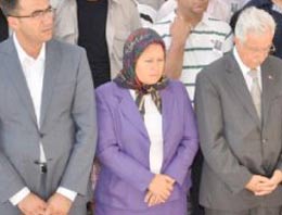 Kadın vekil şehit cenazesinde saf tuttu