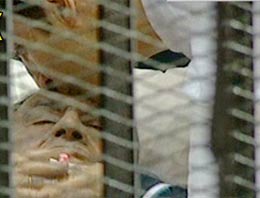 Kafesteki babaya moral öpücüğü