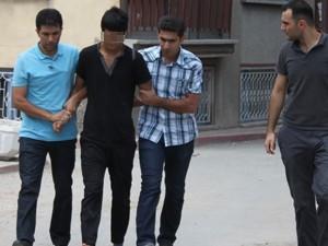 Polislere pompalı tüfekle ateş ettii