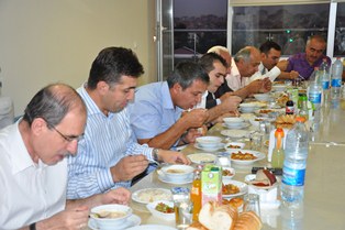 Kamu kurum müdürlerine iftar yemeği