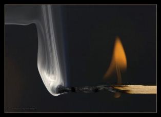 Kibritle oynarken kendini yaktı