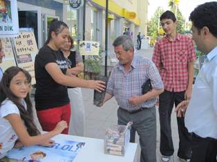 Ereğli'de çocuklar Afrika için fidan sattı