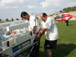 Erken doğan bebeğe hava ambulansı
