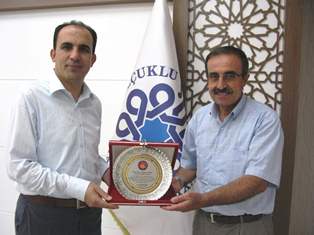 Başkan Altay'ya karetecilerden plaket