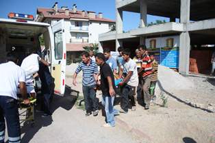 Asansör boşluğuna düşen işçi yaralandı