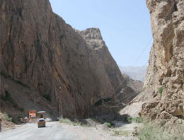 10 kişilik terörist grup bir hafta boyunca geceleri yola mayın döşemiş