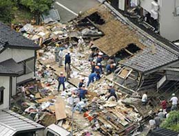 Japonya 6.8'lik depremle sarsıldı