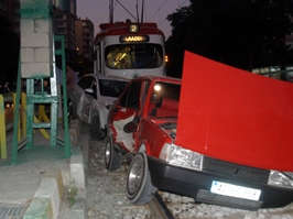 İki araç tramvay yoluna girdi