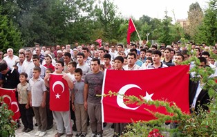 Kadınhanlılar teröre tepki için yürüdü