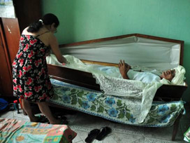 13 yıldır her cuma tabutta uyuyor