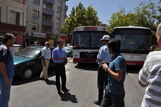 Belediye otobüsü sıkıştırdı, trafik tıkandı