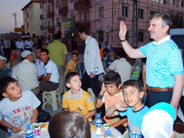 Büyükşehir iftarı Erenler Mahallesinde