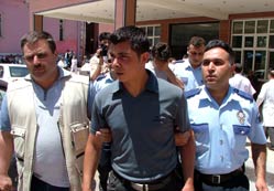 Cep telefonu çaldıkları öne sürülen.