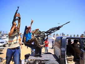 Kaddafi Libya'da köşe bucak aranıyor