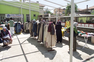 Göl Feneri Yardımlaşma Derneği'nden giysi yardımı