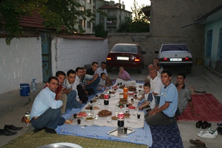 Mahalleli iftar yemeğinde buluştu