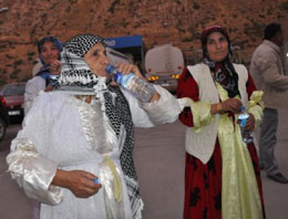 Canlı kalkanlar sınır engeline takıldı