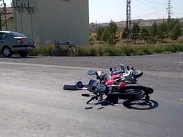İki motosiklet çarpıştı: 3 yaralı