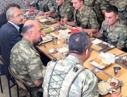 Gandi'nin öğle yemeği karavanadan!