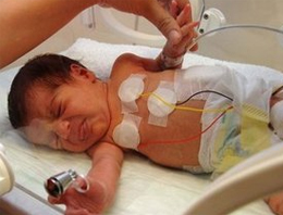 Anne karnındaki bebeğe ameliyat!