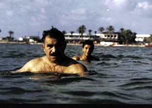 Yorgunluğunu yüzerek atmış!