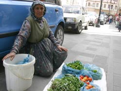 Sebze satarak torunlarını okutuyor
