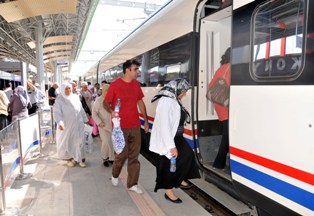 Trenin üzerinde özçekim yaparken elektrik akımına kapıldı