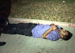 Alkollü şahısların refüjde uyku sefası