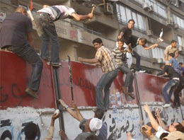 Kahire'de İsrail Büyükelçiliği'ni bastılar