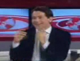 Spiker canlı yayında göbek attı (Video)