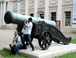 Londra'nın göbeğinde dev Osmanlı topu