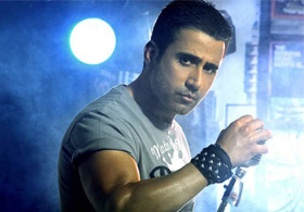 Emrah sosyal ağlara savaş açtı!