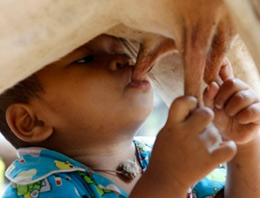 Bu çocuğun süt annesine bir bakın! (video)