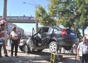 Otomobil demir kapıda asılı kaldı