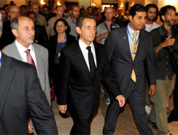 Erdoğan'a özenen Sarkozy'i rezil oldu