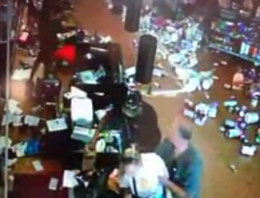 85'lik nine mağazayı dağıttı (video)