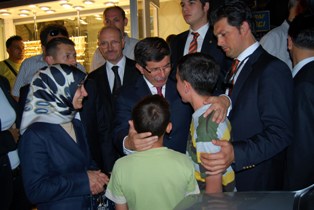 Davutoğlu dernekleri ziyaret etti