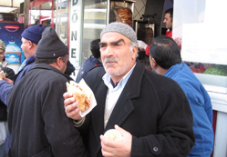 Vatandaşa bedava tavuk döner dağıtıl