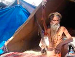 38 yıldır kolunu hiç indirmedi!