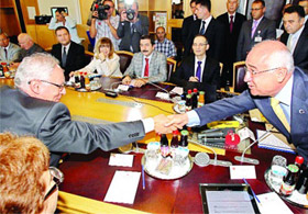 Hükümet Anayasa için kolları sıvadı