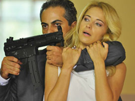 Burcu Esmersoy rehin alındı!